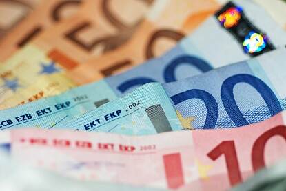 Briefjes met verschillende bedragen in euro's
